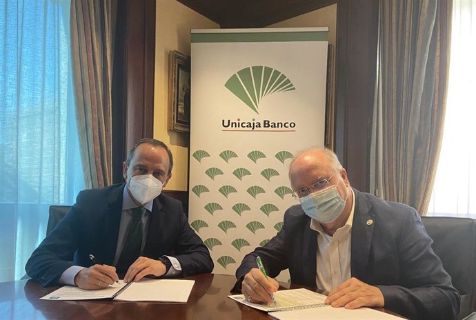 El director Territorial de Málaga de Unicaja Banco, Agustín Sánchez, y el presidente de la  Agrupación  de  Congregaciones  y Hermandades de Gloria de Málaga, Juan Márquez.