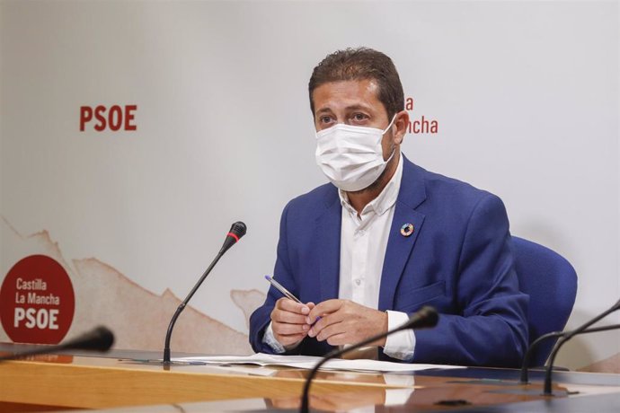 El diputado del PSOE Francisco Pérez Torrecilla en rueda de prensa.