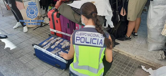 Intervenidos más de 1.600 productos falsificados de marcas de lujo en Torroella y Lloret