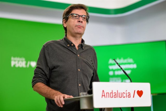 El portavoz del PSOE-A de Presidencia en el Parlamento andaluz, Carmelo Gómez, en rueda de prensa