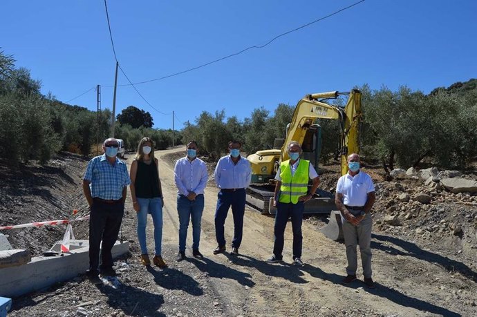 El delegado de Infraestructuras Rurales de la Diputación de Córdoba, Manuel Olmo, visita obras de caminos en Iznájar junto a su alcalde, Lope Ruiz.