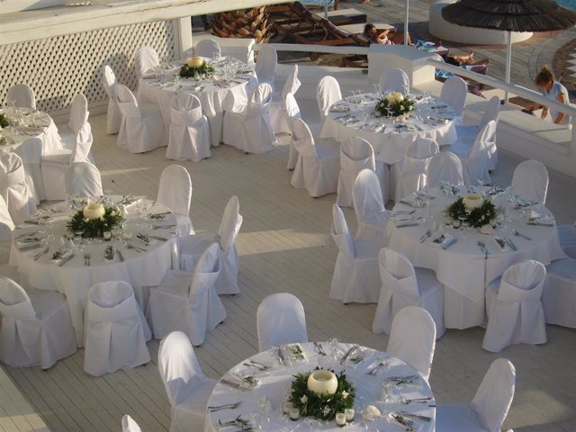 Mesas en una celebración de boda