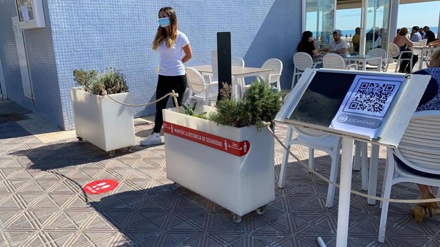 Terraza en el paseo marítimo de Valencia (imagen de archivo)