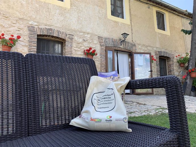La Diputación entrega packs de 'Alimentos de Segovia' a los alojamientos de la p