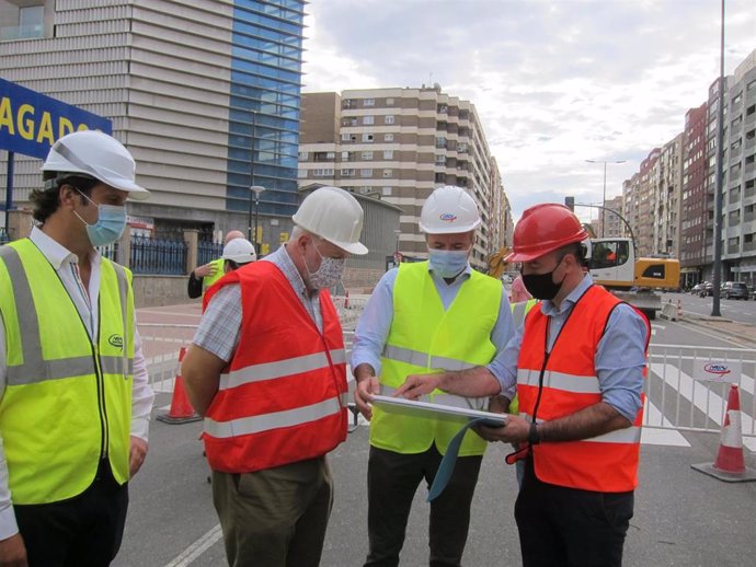 El alcalde de Zaragoza visita las obras de renovación de la tubería de abastecimiento que cruza la Avenida Navarra.