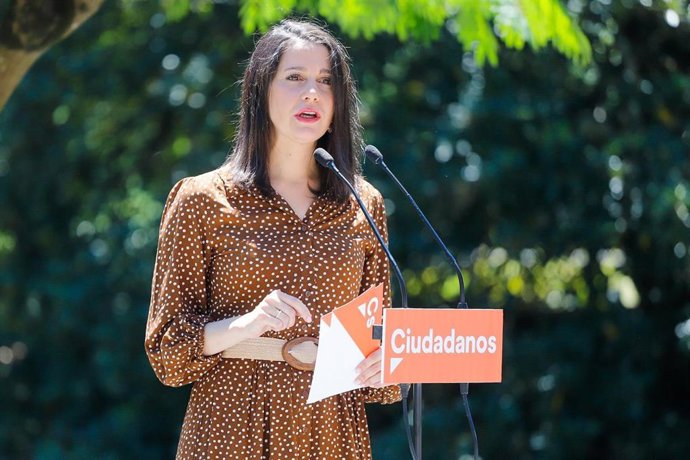 La presidenta de Ciudadanos, Inés Arrimadas, interviene en un encuentro celebrado en el marco de las elecciones gallegas al que también asiste la candidata del partido a la Xunta, Beatriz Pino, en Vigo (Pontevedra/Galicia/España) a 4 de julio de 2020.