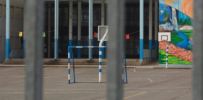 Patio de uno de los colegios de Vitoria cerrados temporalmente -en principio hasta el próximo 23 de marzo- como medida de prevención para evitar el contagio de coronavirus entre escolares, en Vitoria, Álava / País Vasco (España), a 10 de marzo de 2020.