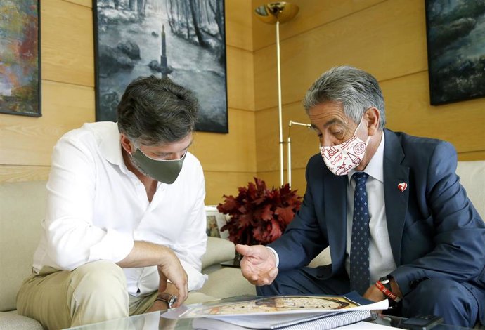 El presidente de Cantabria, Miguel Ángel Revilla, recibe al portavoz parlamentario de VOX, Cristóbal Palacio.