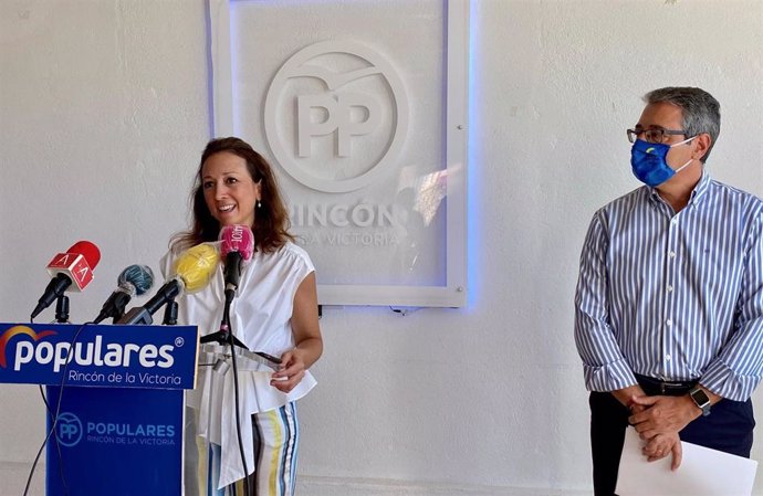 La secretaria general del PP de Málaga, Patricia Navarro, y el vicepresidente de la formación provincial, Francisco Salado