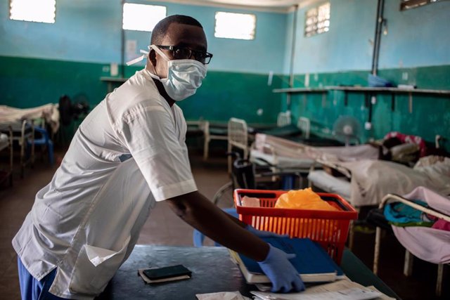 Un trabajador sanitario en un hospital en Somalia durante la pandemia de COVID-19