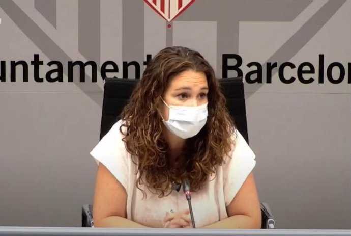 La teniente de alcalde de Derechos Sociales, Justicia Global, Feminismos y LFTBI de Barcelona, Laura Pérez, en una rueda de prensa