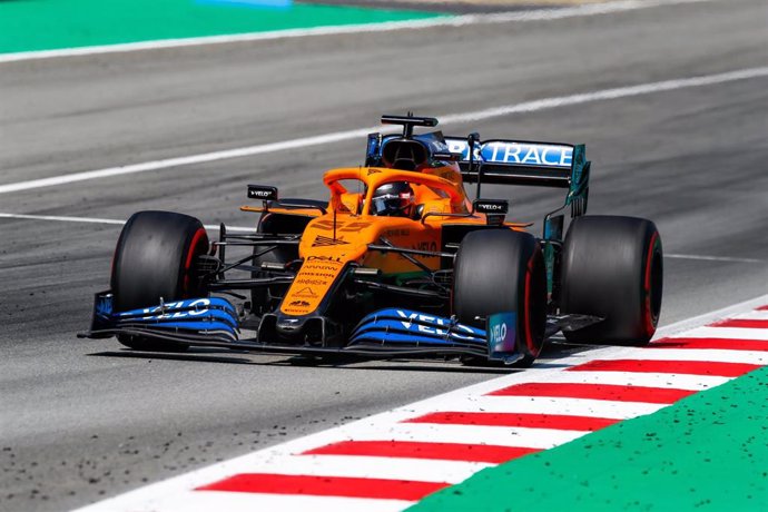 Carlos Sainz subido a su McLaren