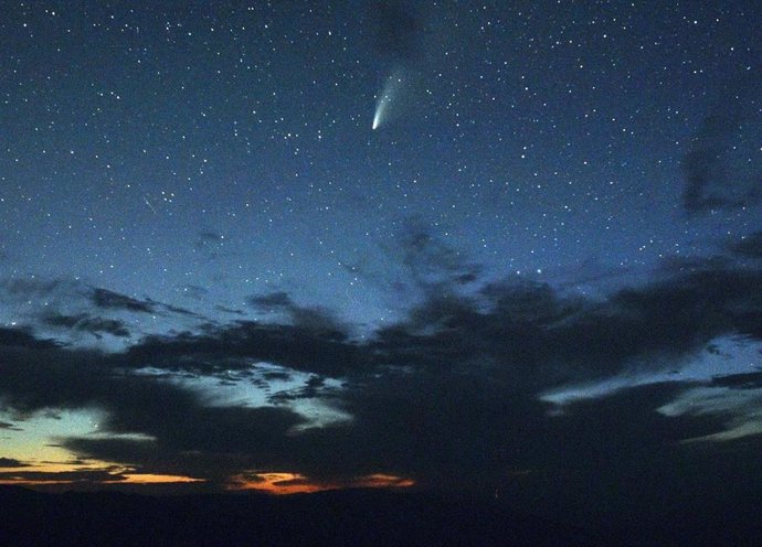 21 July 2020, US, Death Valley: The comet Neowise or C/2020 F3 can be seen in the sky over the Death Valley National Park. In a rare astronomical phenomena that happens only every 5000 to 7000 years, the comet Neowise comes so close to the earth that it