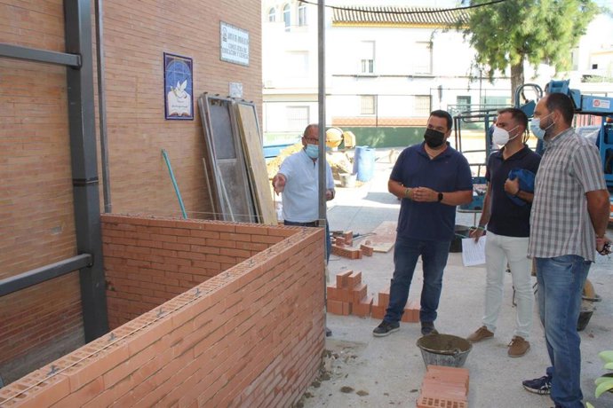 El alcalde visita el CEIP Ángel Campano para comprobar estado de las obras del nuevo ascensor