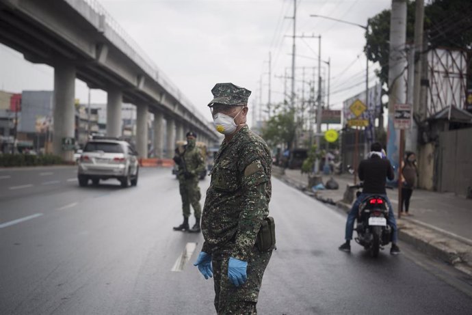 Un militar filipino en una calle de Manila.