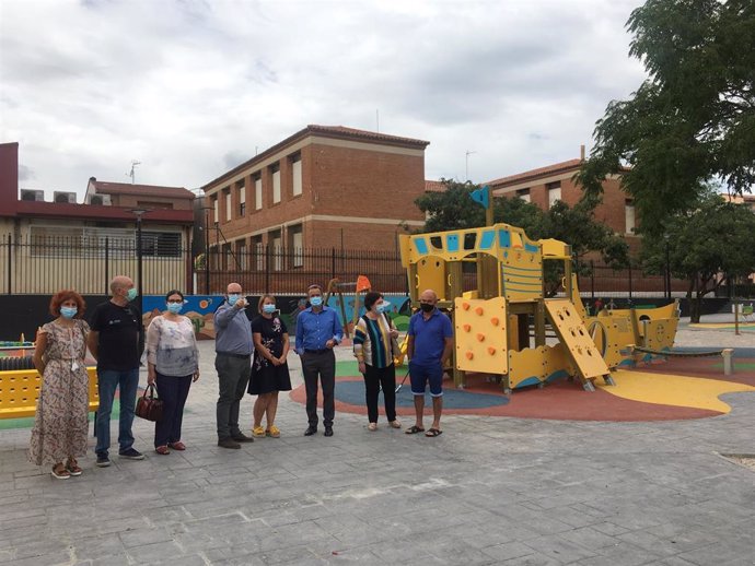 El presidente de la DPZ visita en Cariñena (Zaragoza) uno de los primeros parques infantiles inclusivos de Aragón.
