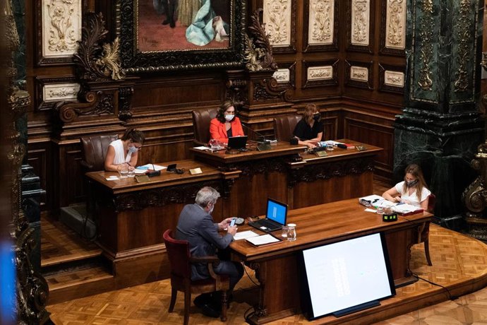 La alcaldesa de Barcelona, Ada Colau, durante un pleno extraordinario del Consejo Municipal del Ayuntamiento de Barcelona dedicado al uso del superávit de 2019 para la crisis del COVID-19, en Barcelona, Catalunya (España), a 24 de julio de 2020.