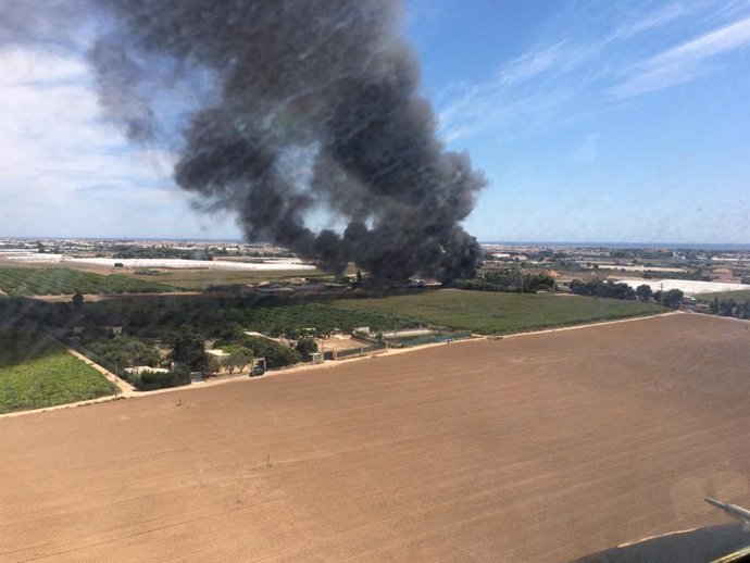 Imagen de un incendio declarado junto a la AP-7, en San Javier,  tomada por un helicóptero de la Dirección General de Seguridad Ciudadana y Emergencias con base en Alcantarilla.