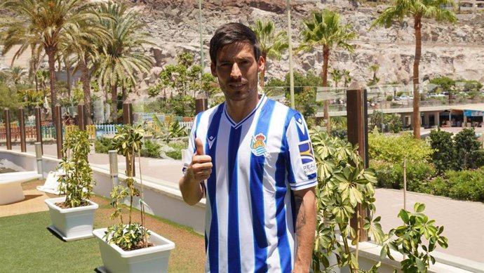 David Silva posa con la camiseta de la Real Sociedad un día después de anunciar su fichaje