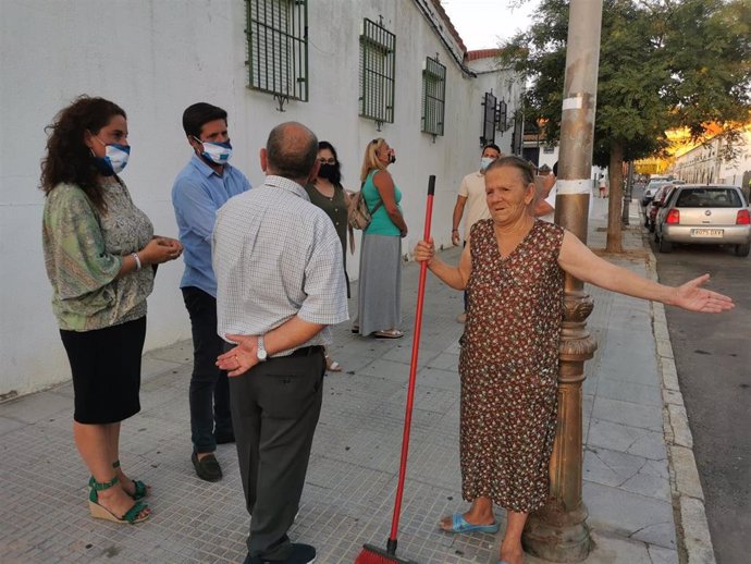 La viceportavoz de Cs en el Ayuntamiento de Huelva, Noelia Álvarez junto al portavoz del Grupo Municipal, Guillermo García de Longoria, reunidos con vecinos de Huelva.