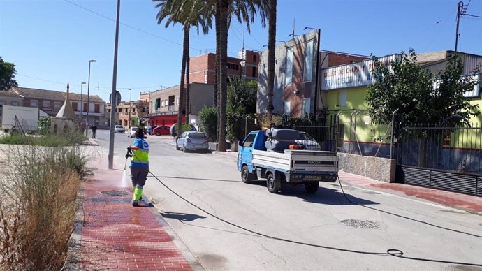 El Ayuntamiento Murcia desinfecta el entorno del local donde el pasado sábado se celebró una boda en la que el novio estaba contagiado