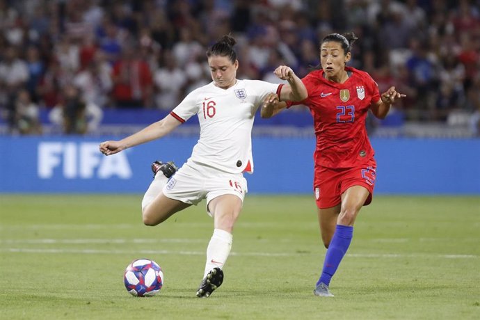 Jade Moore ante Christen Press en un partido entre las selecciones de Inglaterra y Estados Unidos en el Mundial de 2019