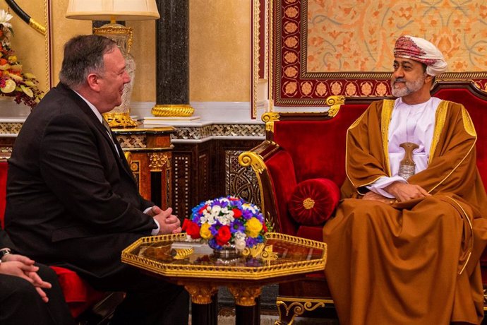 El sultán de Omán, Haitham bin Tariq, durante una visita de Mike Pompeo.
