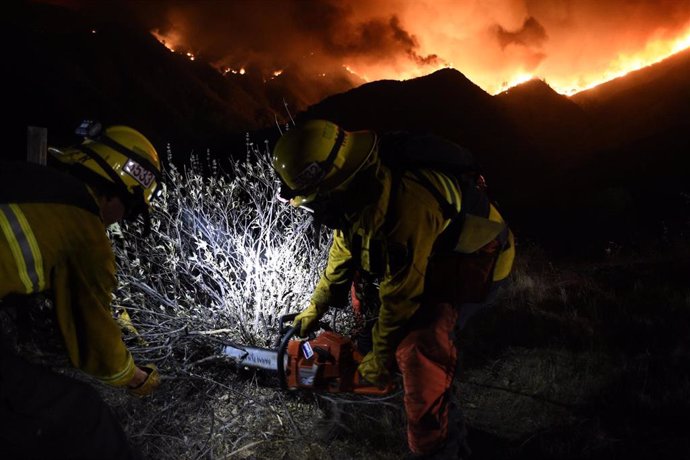 Un grupo de bomberos trabaja en las labores de extinción de un incendio en los bosques de Salinas, California.