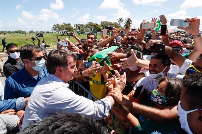 El presidente de Brasil, Jair Bolsonaro, saludando a un grupo de seguidores.