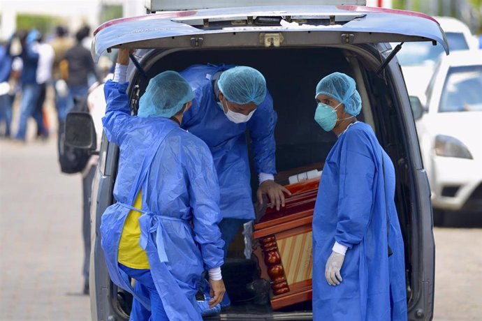 Traslado de un ataúd en el Hospital General del Guasmo de Guayaquil, Ecuador