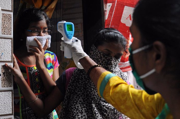 Coronavirus.- India registra otros 64.000 nuevos contagios y supera ya los 2 mil