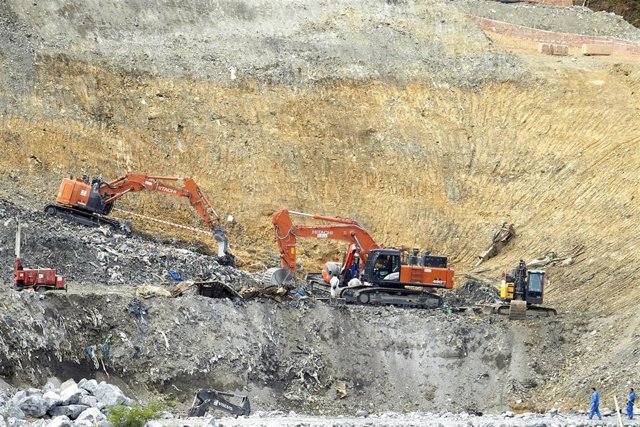 Continúan las labores de búsqueda en el vertedero de Zaldibar (Vizcaya) donde perdieron la vida dos trabajadores sepultados