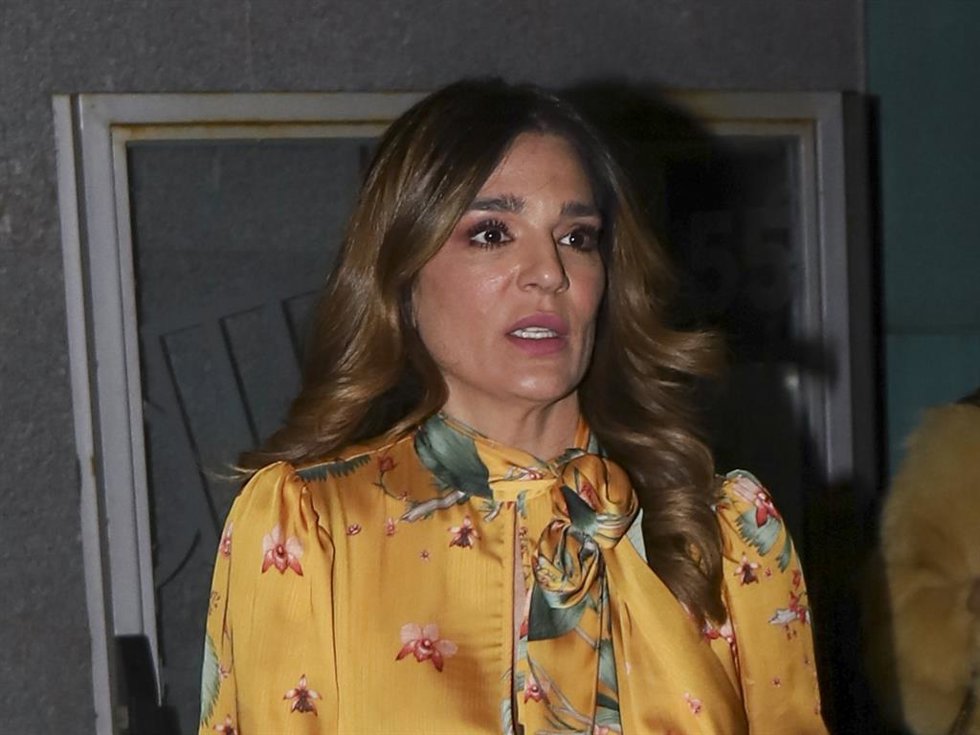 Raquel Bollo, con un colorido vestido, saliendo del último concierto de Isabel Pantoja en la capital