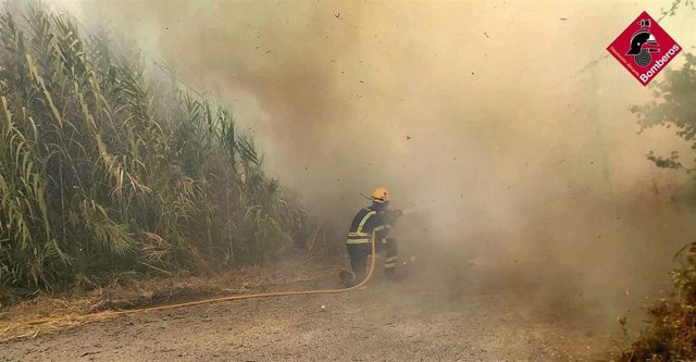 Trabajos de extinción de los fuegos en la Marina Alta
