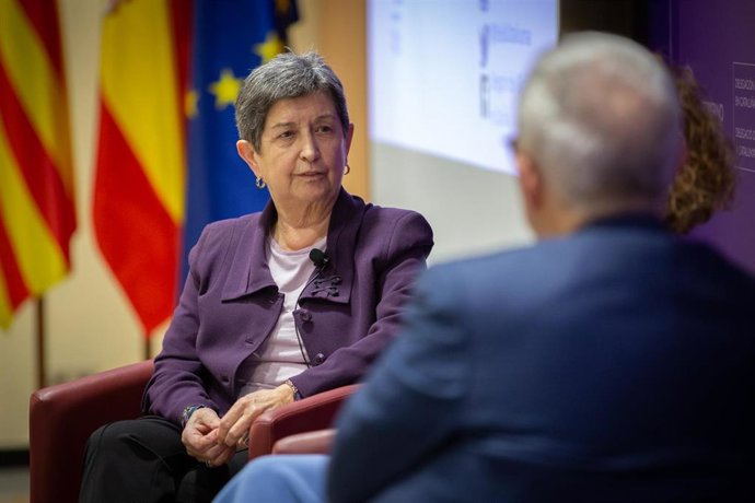 La delegada del Gobierno en Cataluña, Teresa Cunillera; y el periodista y moderador del diálogo, Xavier Sard, durante el Diálogo sobre 'Mujer y política' con la presidenta del Congreso de los Diputados, Meritxell Batet, en Barcelona/Catalunya (España) 