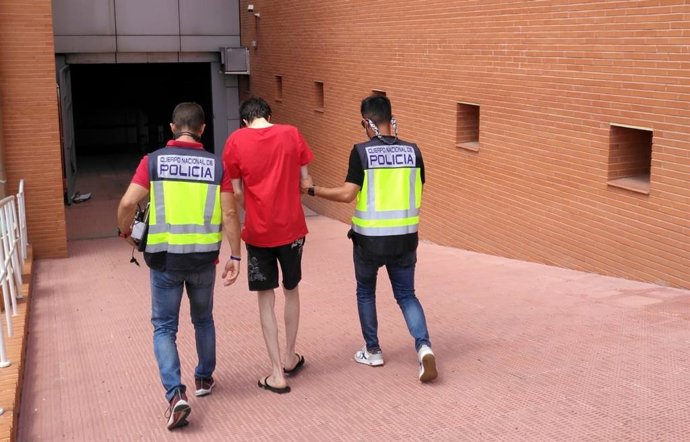 El joven detenido conducido por los agentes