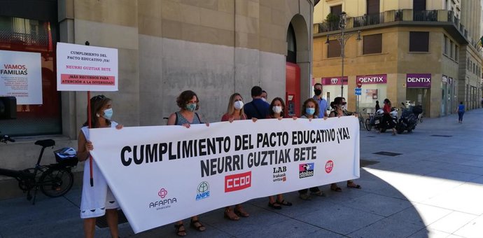 Concentración para reclamar el cumplimiento del pacto educativo