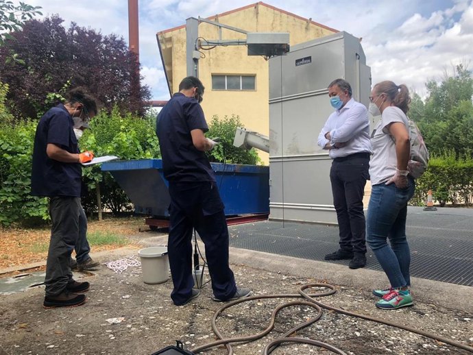 El alcalde, Darío Dolz, supervisa las labores de rastreo de COVID en la depuradora municipal.