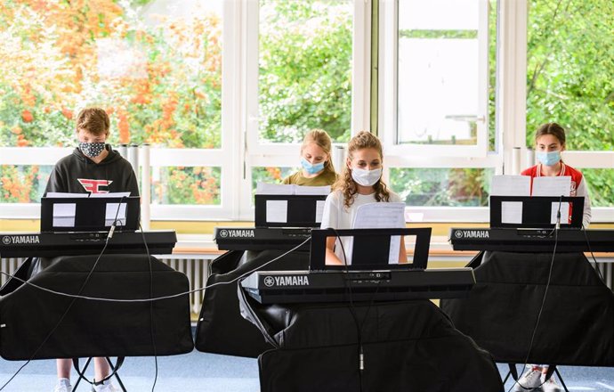 Estudiants en una classe de música a Alemanya en l'arrencada de l'any escolar