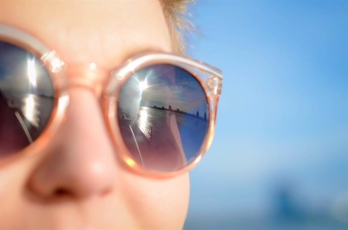 Una de cada tres personas adquiere las gafas de sol en canales sin regulación sanitaria.