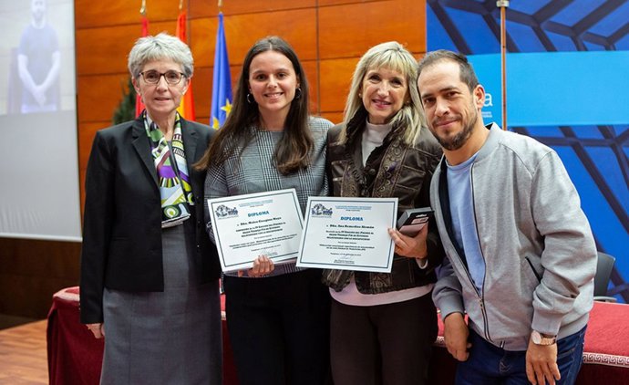 De izda. A dcha: Sagrario Anaut (presidenta de la Asociación Universidad Discapacidad), Malen Eizaguirre (primer premio en la anterior edición), Inés Gabari (recoge el accésit de Ana Remedios Alemán) y 'El Langui', invitado a la ceremonia de entrega