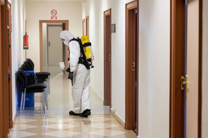 Los bomberos desinfectan la tercera planta del Ayuntamiento de Zaragoza por un brote de la COVID-19.