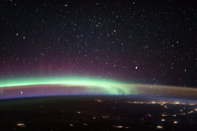Dos fenómenos atmosféricos de luz coinciden en el cielo 