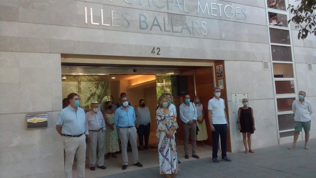 Minuto de silencio en el Colegio Oficial de Médicos de Baleares por Bernd Harald, médico fallecido por COVID-19.