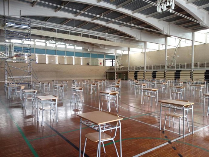 Interior del polideportivo del Colegio Jesuitas con 700 pupitres distribuidos para que los alumnos puedan realizar los exámenes ordinarios y extraordinarios de cada curso