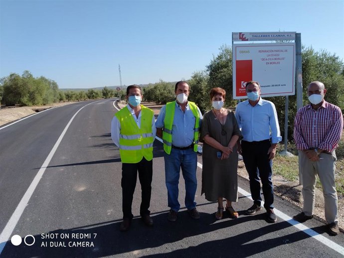 El delegado de Medio Natural y Carreteras de la Diputación, Francisco Palomares, visita, junto a la alcaldesa de Moriles, Francisca Carmona, actuaciones realizadas en la CO-6222.