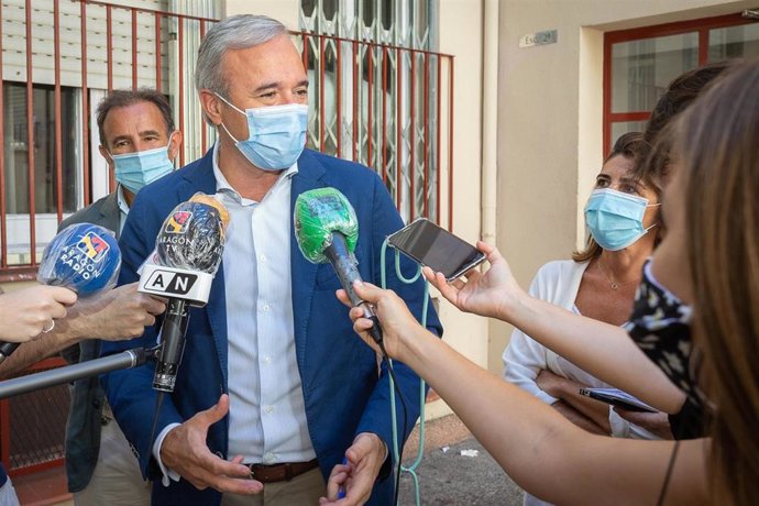 El alcalde de Zaragoza, Jorge Azcón, atiende a los medios de comunicación con motivo de su visita a unas viviendas sociales.