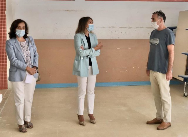 Rocío Lucas, en el centro de la imágen, visita las obras en el CEIP Alonso Berruguete.