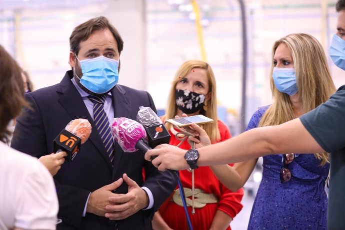 El presidente del PP, Paco Núñez, visita la emporesa 'Colo gráfico Etiquetas' de Valdepeñas.