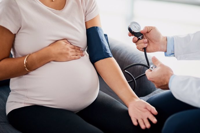 La presión arterial alta durante el embarazo se asocia con más síntomas molestos